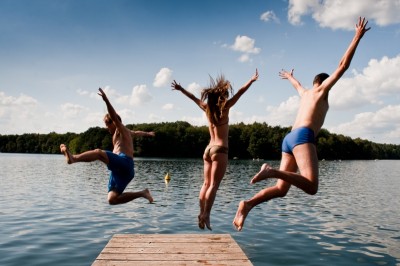 Menschen springen ins Wasser